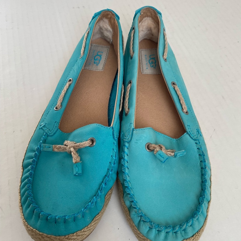 UGG Australia Women’s Turquoise Leather Moccasin Flats 9 Excellent Condition